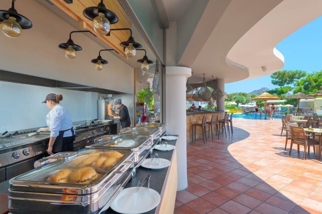 Tartaruga Pool Snack Bar - Hot Lunch Buffet