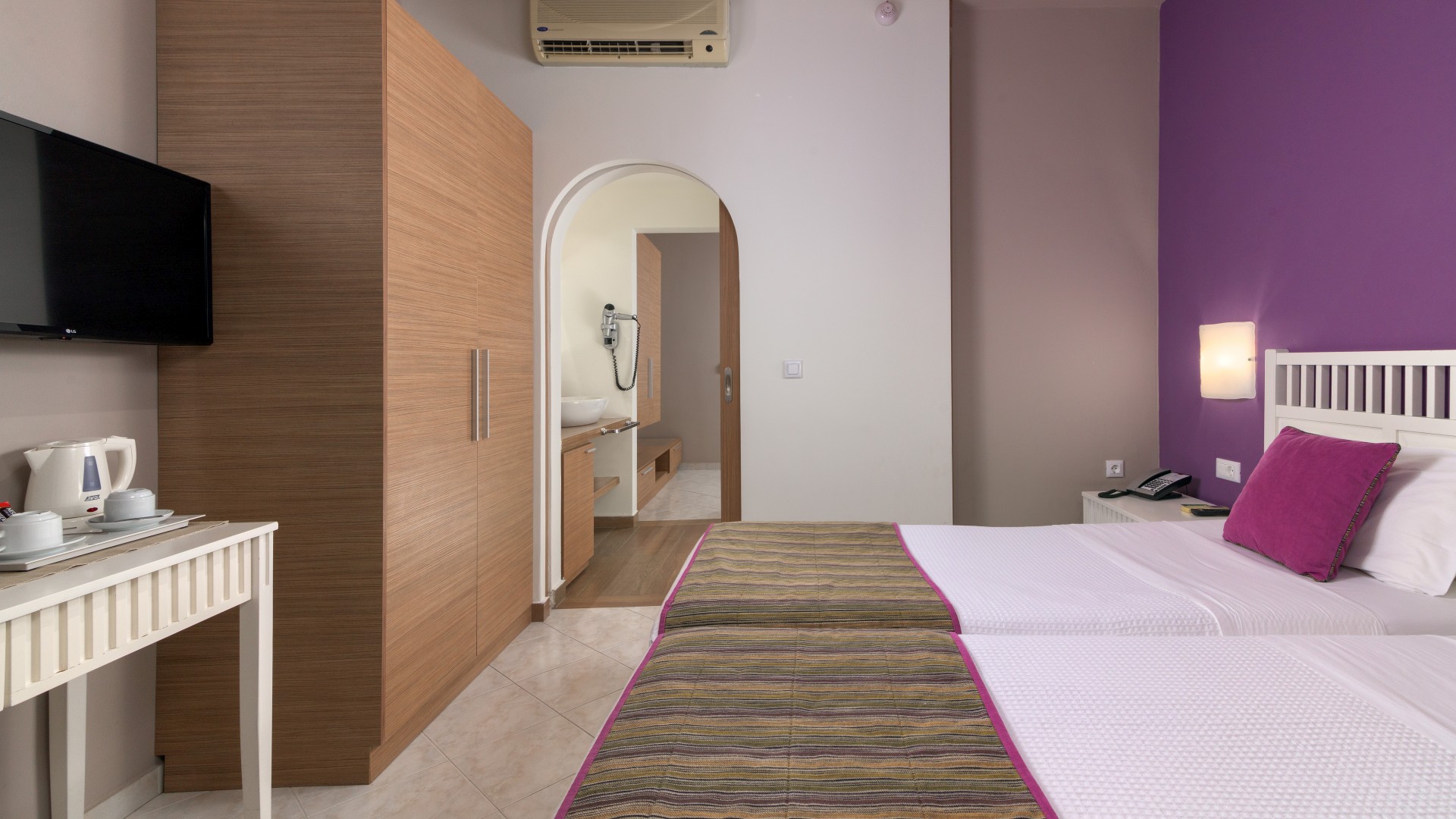 main-02-Aeolos-Family-Room-Garden--View-Parent-bedroom2