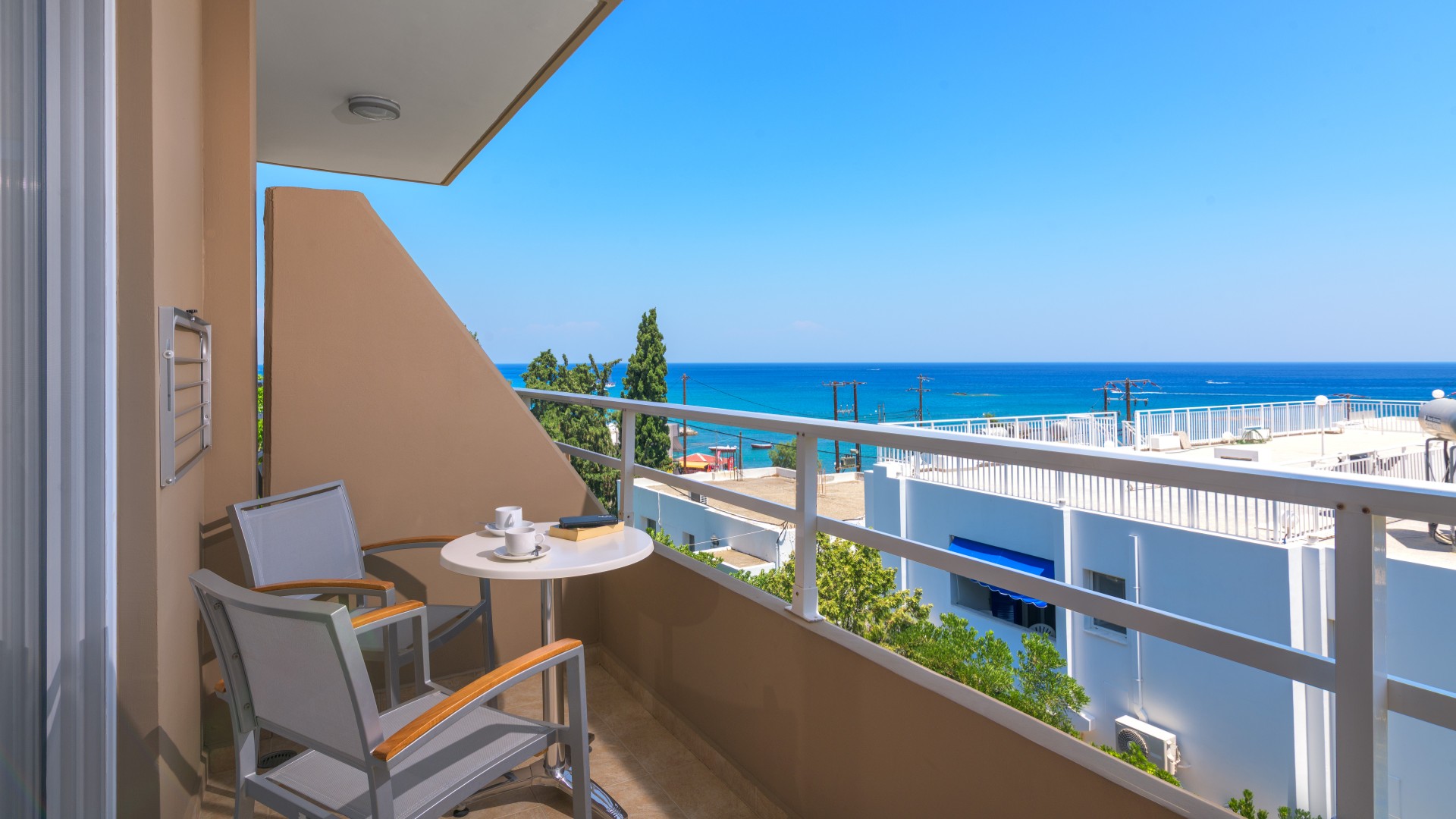 min_02-Aeolos-Family-Room-Sea-View-balcony